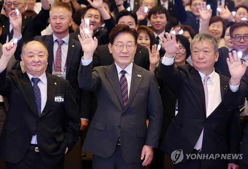 민주평통 유라시아 지역회의에 참석한 이재명 대통령과 강창일 민주평통 수석부의장(왼쪽) (출처=연합뉴스)