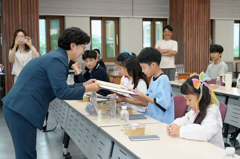 제주도교육청이 28일 도교육청 대회의실에서 개최한 ‘2026년 제주교육 영상 공모전’ 시상식에서 수상 학생들이 상장을 받고 있다. 올해 공모전에는 학생들이 직접 기획·제작한 영상 96편이 출품돼 대상 1편을 포함한 13편이 수상작으로 선정됐다. /사진=제주특별자치도교육청 제공