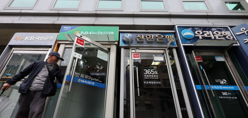서울 용산구에 설치된 은행 ATM기를 시민들이 이용하는 모습. 2026.5.3 ⓒ 뉴스1 김진환 기자