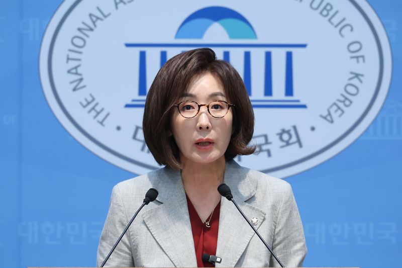 나경원 국민의힘 의원이 지난달 30일 서울 여의도 국회 소통관에서 이찬진 금융감독원장 아들의 미래에셋운용 재직 관련 기자회견을 하고 있다. 뉴스1
