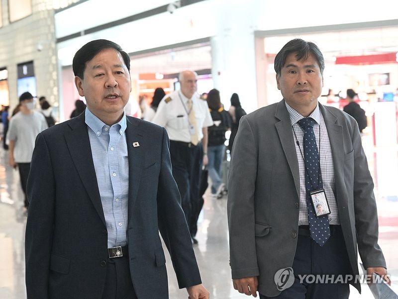 31일 구윤출 부총리가 인천국제공항에서 G20 재무장관·중앙은행 총재 회의 참석을 위해 출국하고 있다. 연합뉴스