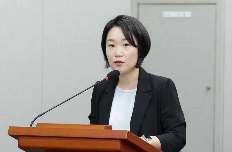 이소영 더불어민주당 의원이 지난해 9월 8일 오전 서울 여의도 국회에서 열린 기후위기 특별위원회 전체회의에서 제안 설명을 하고 있다. 뉴스1