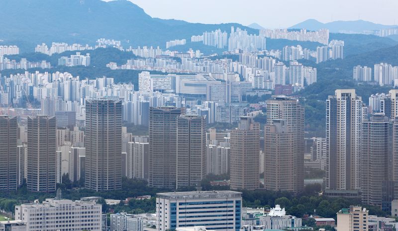 정부가 부부 공동명의의 비거주 1주택자에 대해 종합부동산세 기본공제금액을 부부 각각 6억원으로 하향 조정한다. 사진은 서울 시내 아파트 단지 모습. 뉴시스