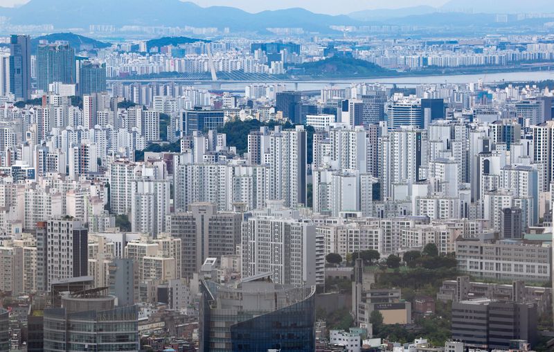 정부가 종합부동산세 세부담 상한은 현행 150%로 유지하기로 했다. 사진은 서울 시내 아파트 단지 모습. 뉴시스