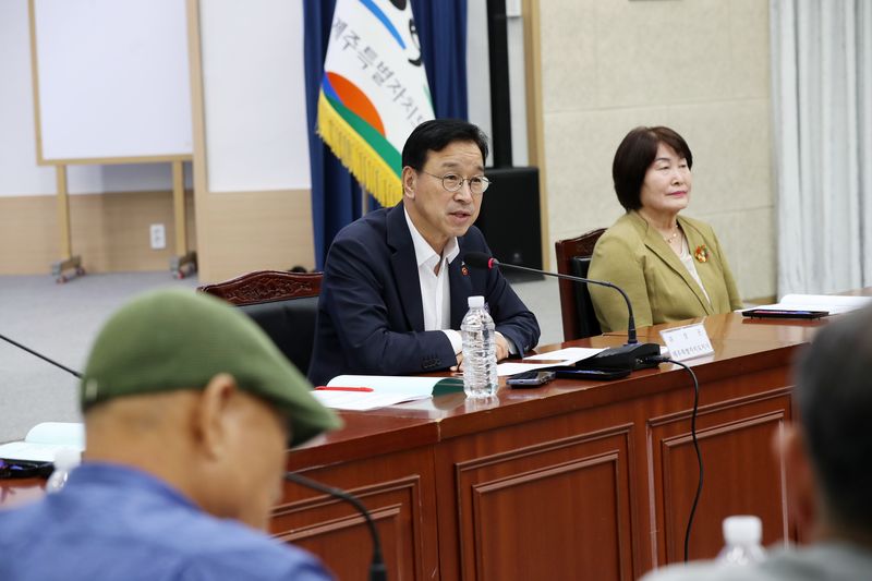 위성곤 제주특별자치도지사가 28일 제주도청 탐라홀에서 열린 읍·면·동지역사회보장협의체 제주특별자치도연합회 출범식에서 참석자들과 지역복지 협력 방향을 논의하고 있다. 연합회는 그동안 행정시 단위로 이뤄지던 협력체계를 도 단위로 확대해 43개 읍·면·동의 복지 현안과 자원을 연결한다. /사진=제주특별자치도 제공
