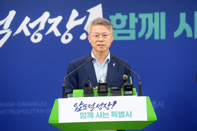 민형배 전남광주통합특별시장(광주특별시장)이 30일 광주청사 브리핑실에서 국립의대 현안 관련 브리핑을 하고 있다. 광주특별시 제공