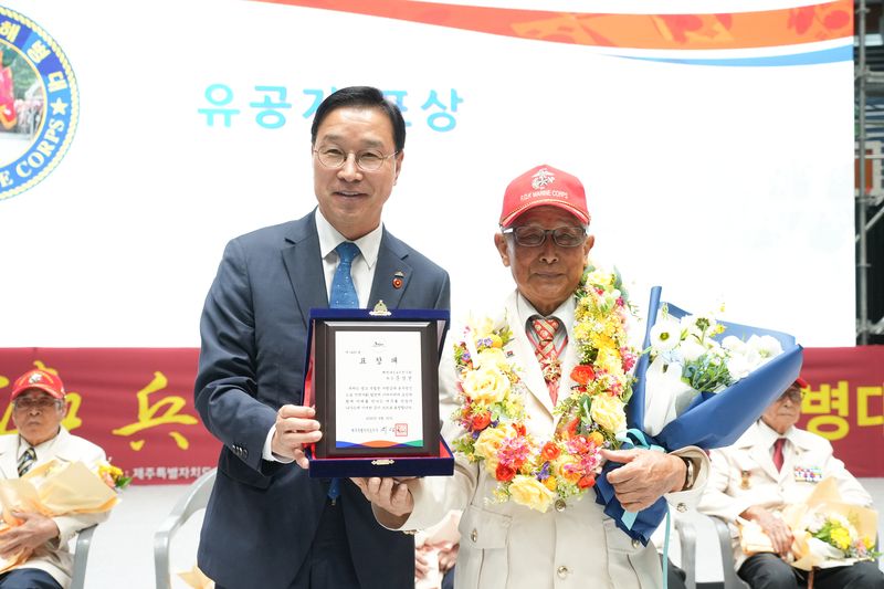 위성곤 제주특별자치도지사가 30일 제주종합경기장 한라체육관에서 열린 ‘제26회 제주해병대의 날’ 기념행사에서 문상선 해병대3·4기전우회장과 기념촬영을 하고 있다. 국가보훈부는 1950년 제주에서 자원입대해 인천상륙작전과 서울탈환작전 등에 참전한 해병대 3·4기생을 ‘2026년 8월 이달의 6·25전쟁영웅’으로 선정했다. /사진=제주특별자치도 제공