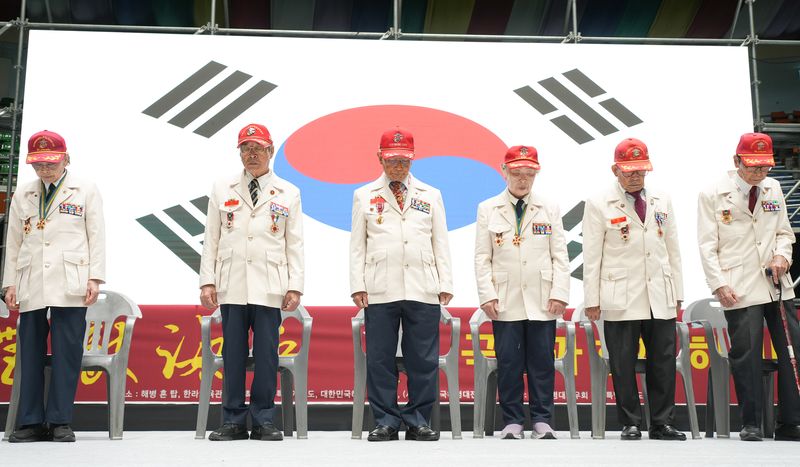 해병대 3·4기 참전용사들이 30일 제주종합경기장 한라체육관에서 열린 ‘제26회 제주해병대의 날’ 기념행사에서 태극기를 배경으로 서 있다. 이들은 1950년 제주에서 자원입대해 인천상륙작전과 서울탈환작전 등 6·25전쟁 주요 전투에 참전했으며, 국가보훈부는 해병대 3·4기생을 ‘2026년 8월 이달의 6·25전쟁영웅’으로 선정했다. /사진=제주특별자치도 제공