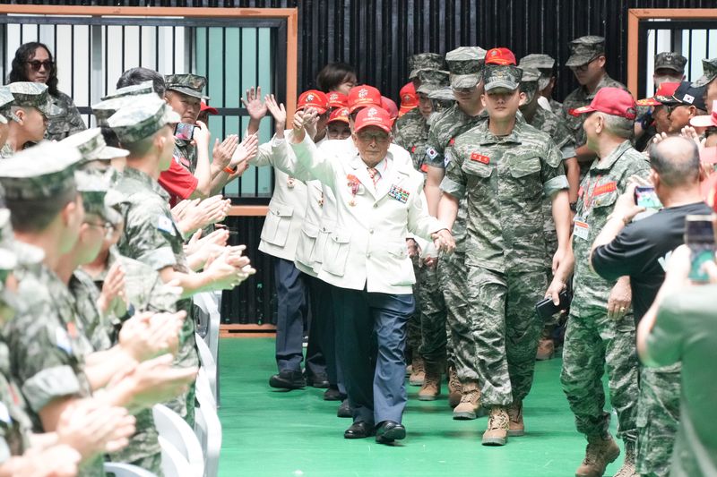 해병대 3·4기 참전용사가 30일 제주종합경기장 한라체육관에서 열린 ‘제26회 제주해병대의 날’ 기념행사에서 현역 장병들의 박수를 받으며 행사장을 이동하고 있다. 1950년 제주에서 자원입대한 해병대 3·4기생 2950여명은 인천상륙작전과 서울탈환작전 등 6·25전쟁 주요 전투에 참전했다. /사진=제주특별자치도 제공
