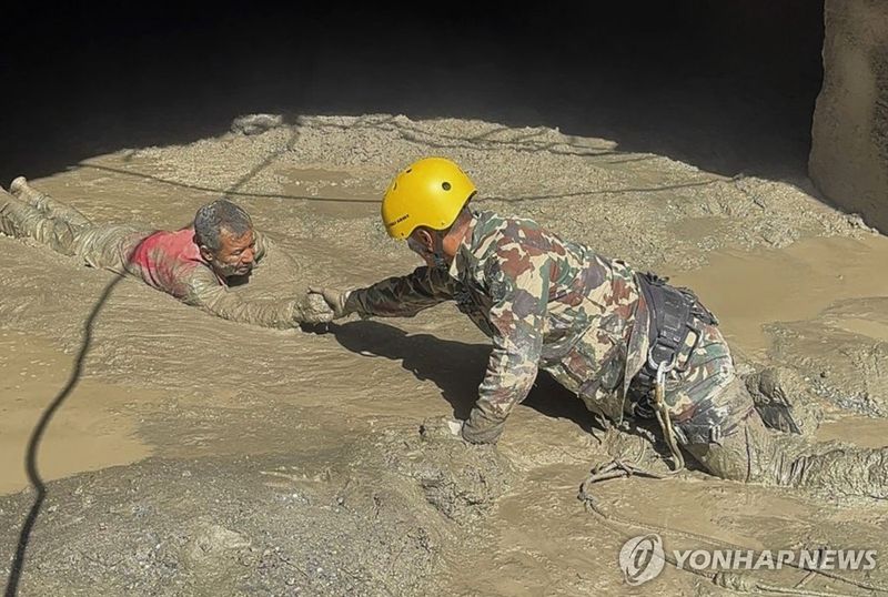 터널 내 진흙탕 속 생존자 구조 (출처=연합뉴스)