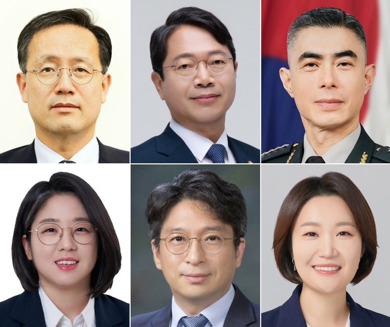 이재명 대통령이 30일 6개 부처 개각과 AI 미래기획수석 등 참모진을 교체하는 중폭 인사를 단행했다. 부총리 겸 재정경제부 장관에 이형일 현 재경부 1차관을, 법무부 장관에는 국회 법제사법위원회 여당 간사인 김승원 더불어민주당 의원을, 국방부 장관으로는 강신철 전 한미연합사 부사령관을 각각 지명했다. 성평등가족부 장관에는 용혜인 기본소득당 의원을, 국토교통부 장관에는 홍지선 현 2차관을, 중소벤처기업부 장관에는 이소영 민주당 의원을 각각 지명했다. 뉴스1