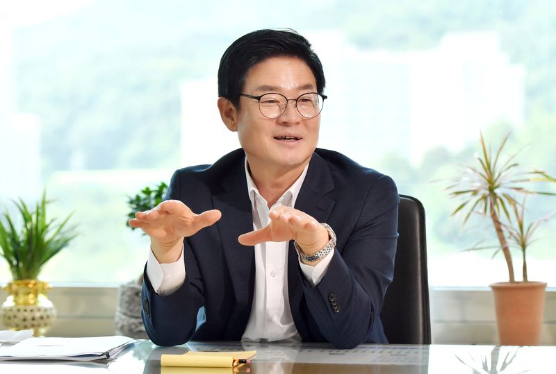 구자열 원주시장이 최근 시장 집무실에서 진행된 파이낸셜뉴스와의 인터뷰에서 민선9기 시정 구상을 밝히고 있다. 원주시 제공