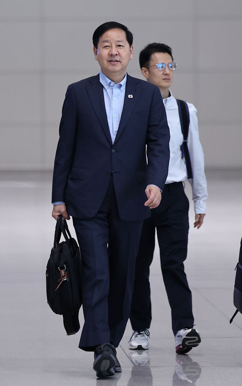 구윤철 경제부총리 겸 재정경제부 장관(왼쪽)이 31일부터 9월 1일까지 미국 노스캐롤라이나주 애슈빌에서 열리는 '주요 20개국(G20) 재무장관·중앙은행총재 회의'에 참석하기 위해 30일 인천공항에 도착하고 있다. 구 부총리는 개각 소식에 출장 일정을 취소했다가 번복하며 예정대로 출국했다. 뉴스1
