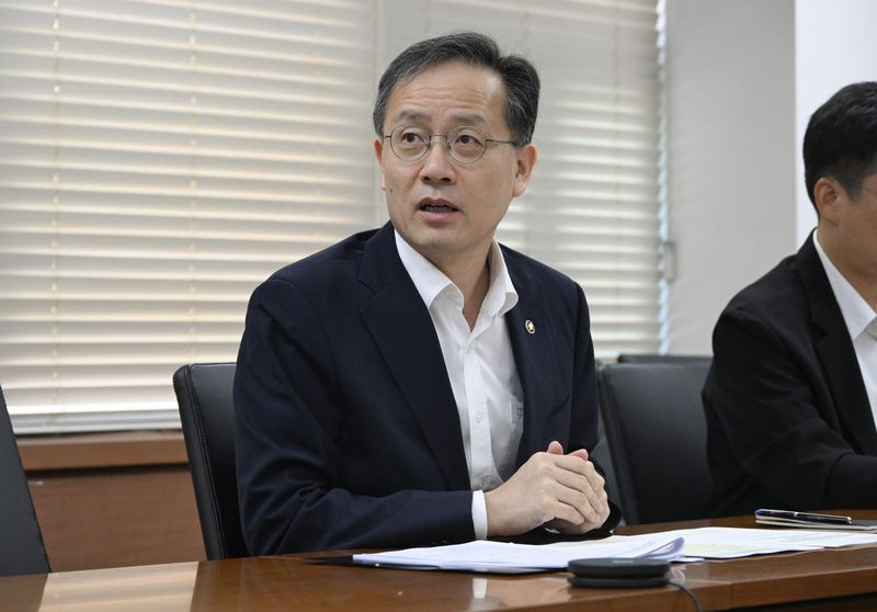 이재명 대통령은 30일 거시경제 정책에 정통한 관료 출신인 이형일 재정경제부 1차관을 경제부총리 겸 재경부 장관 후보자로 지명했다. 연합뉴스