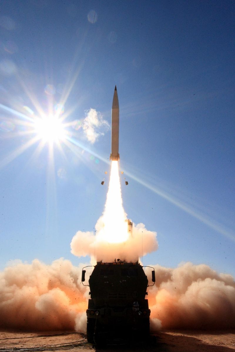 지난 2019년 12월 10일, 미국 뉴멕시코주 화이트샌즈 미사일 시험장에서 M142 하이마스(HIMARS) 고공동동형 로켓 시스템이 정밀타격미사일(PrSM)을 발사하고 있다. 하이마스는 미 육군의 장거리 정밀타격 임무를 수행하는 핵심 무기 체계다. 미 국방영상정보배포서비스(DVIDS) 제공