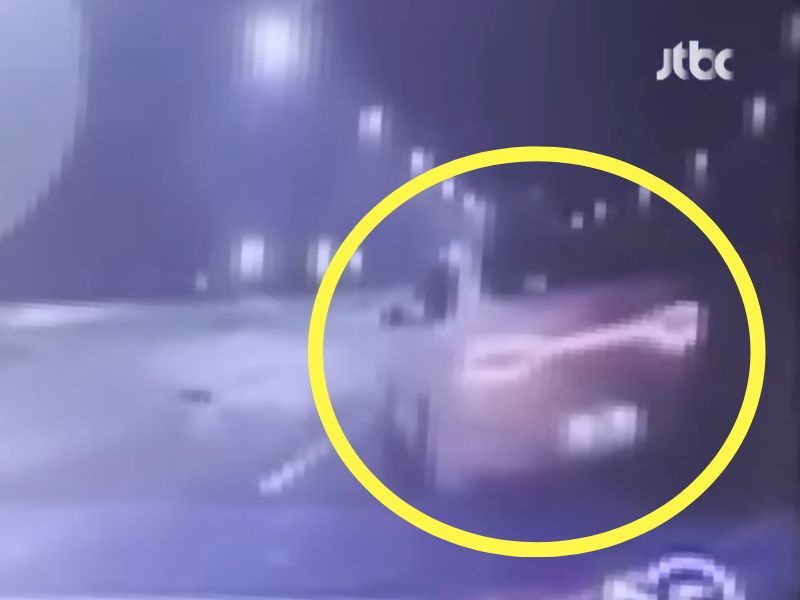 지난 4일 오후 11시께 광주 북구의 한 도로에서 가해 차량이 피해 차량의 측면을 들이받고 있은 후 달아나고 있다./사진=JTBC '사건반장'