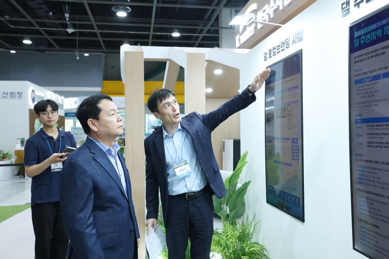 지난 28일 서울 양재 aT센터에서 열린 '2026 에이팜쇼' 한국수자원공사 홍보관에서 윤석대 한국수자원공사 사장(가운데)이 댐 로컬브랜딩 사업 추진현황에 대한 설명을 듣고 있다. 한국수자원공사 제공