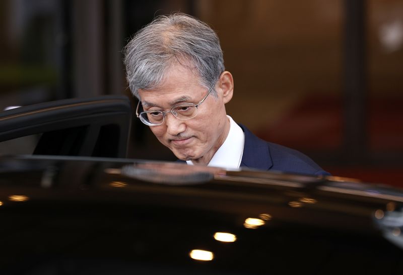 조희대 대법원장이 지난 28일 오후 서울 서초동 대법원 청사에서 퇴근하고 있다. 뉴스1
