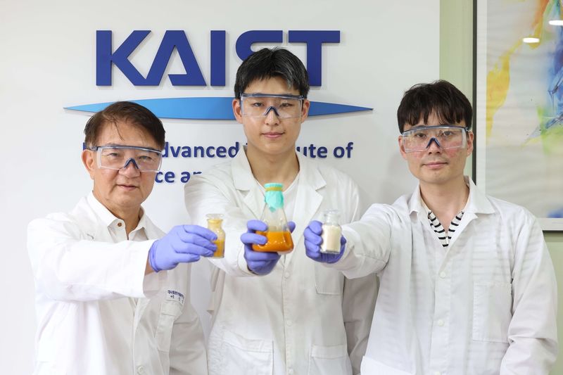 KAIST 이상엽 특훈교수(왼쪽)·정석영 박사과정생(가운데), 실리코바이오 최솔 대표(KAIST 제공) /뉴스1