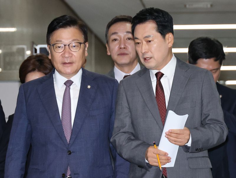 국민의힘 장동혁 대표(왼쪽)와 정점식 원내대표가 31일 국회에서 열린 최고위원회의에 입장하며 대화하고 있다. 연합뉴스