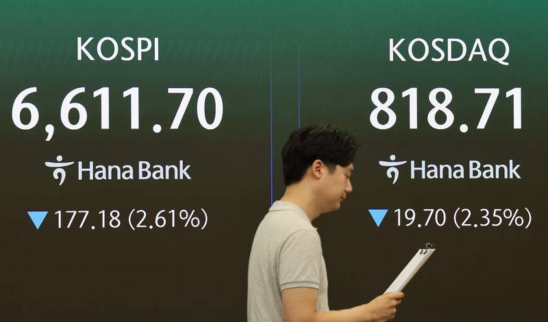 31일 서울 중구 하나은행 본점 딜링룸에서 직원들이 업무를 보고 있다. 이날 코스피는 전장보다 175.30포인트(2.58%) 내린 6,613.58로, 코스닥은 16.74포인트(2.00%) 내린 821.67로 시작했다. /사진=연합뉴스