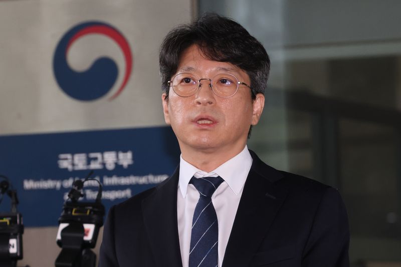 홍지선 국토교통부 장관 후보자가 8월 31일 세종시 정부세종청사로 출근하며 취재진 질문에 답하고 있다. 연합뉴스