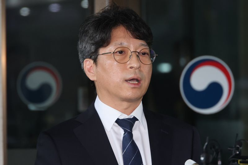 홍지선 국토교통부 장관 후보자가 지난달 31일 세종시 정부세종청사로 출근하며 취재진 질문에 답하고 있다. /사진=연합뉴스