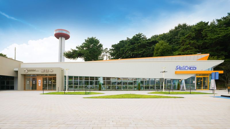 더본코리아가 31일 충남 예산군에 오픈한 '빽다방 예당호점' 전경. 더본코리아 제공
