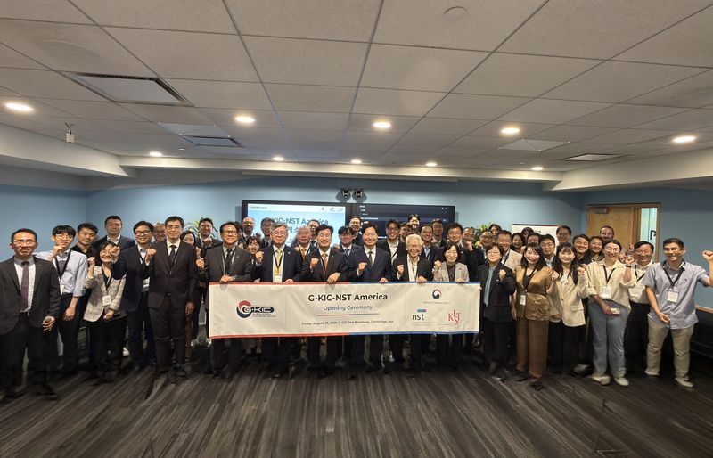 국가과학기술연구회(NST)와 한국과학기술연구원(KIST)이 28일(현지시간) 미국 매사추세츠주 케임브리지에서 출연연 글로벌 기술사업화 거점인 'G-KIC-NST 미주' 개소식을 개최한 후 기념사진을 촬영하고 있다. NST 제공