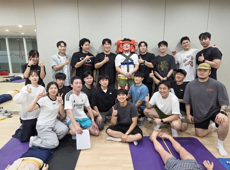 영진전문대 응급구조교육센터가 대구소방안전본부로부터 위탁받아 운영한 '2급 응급구조사 양성과정'에 참여한 교육생들이 기념촬영을 하고 있다. 영진전문대 제공