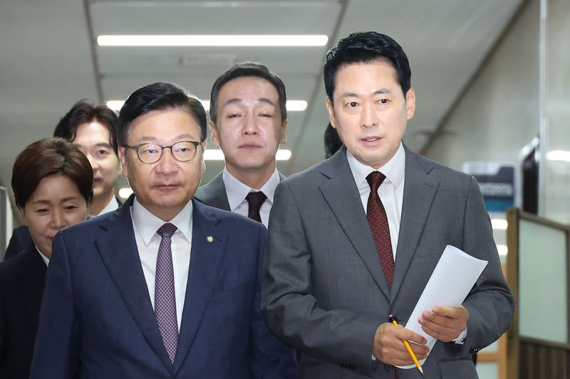 장동혁 국민의힘 대표와 정점식 원내대표가 31일 서울 여의도 국회에서 열린 최고위원회의에 참석하며 대화하고 있다. 뉴스1