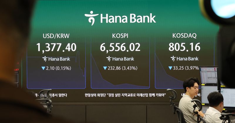 31일 서울 중구 하나은행 본점 딜링룸에서 직원들이 업무를 보고 있다. 연합뉴스 제공