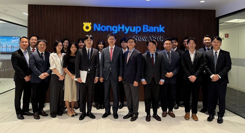 강태영 NH농협은행장(가운데)은 지난 28일(현지시간) 농협은행 뉴욕지점을 찾아 직원들과 사업현황을 공유하고 영업현장을 살폈다. NH농협은행 제공