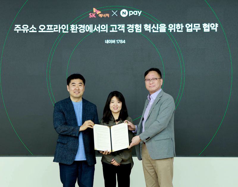이향철 네이버페이(Npay) 페이서비스 책임리더(왼쪽부터), 이미영 Npay 페이인프라&비즈 책임리더, 배정한 SK에너지 마케팅본부장이 31일 경기 성남시 네이버 본사에서 주유소 현장의 고객 경험 혁신을 위한 업무협약을 체결한 후 기념사진을 촬영하고 있다. SK에너지 제공