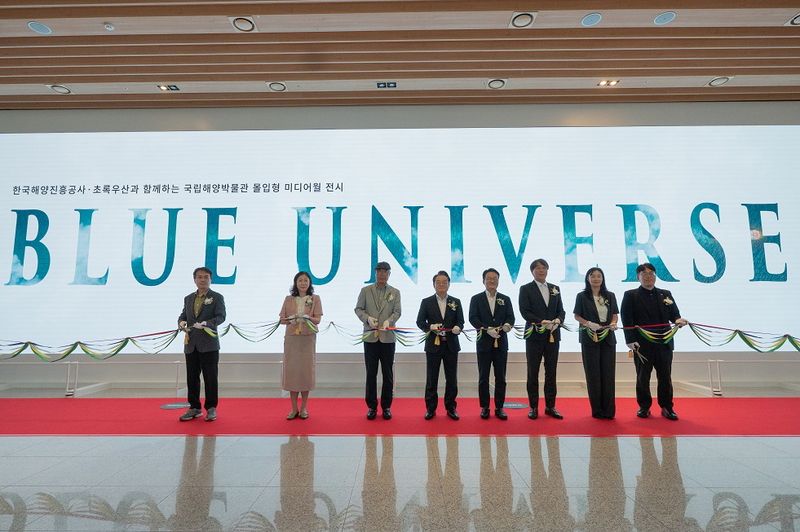 지난 25일 부산 영도구 소재 국립해양박물관에서 열린 ‘몰입형 미디어월 전시 개막식’에서 김종해 박물관장(왼쪽 세 번째부터)과 한국해양진흥공사 안병길 사장 등 주요 관계자들이 함께 테이프 커팅을 하고 있다. 한국해양진흥공사 제공