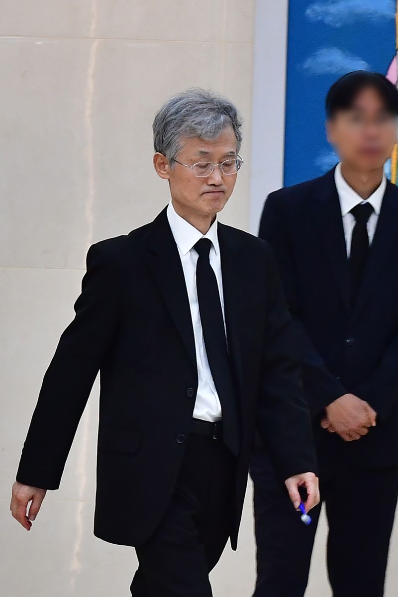 조희대 대법원장이 31일 오전 부친의 빈소가 마련된 경북 포항시 남구 포항성모병원 장례식장으로 무거운 발걸음을 옮기고 있다. 뉴스1