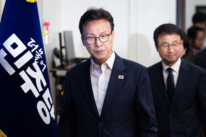 김민석 더불어민주당 대표와 한병도 원내대표를 비롯한 지도부가 31일 서울 여의도 국회에서 열린 최고위원회의에 참석하고 있다. 뉴스1