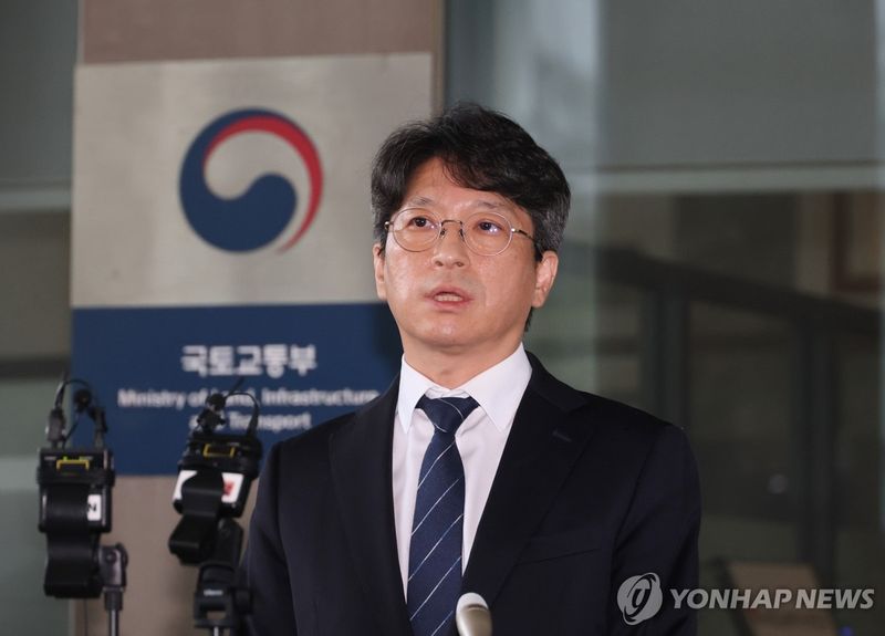취재진 질문에 답하는 홍지선 국토부 장관 후보자 (출처=연합뉴스)