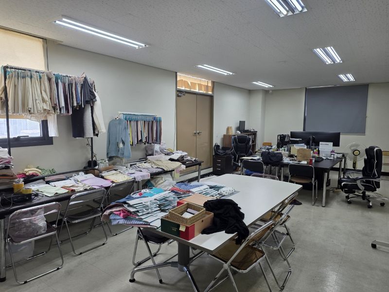 울산경찰이 검거한 불법 도박사이트 운영자는 서울에서 원단 회사를 운영하면서 불법 도박사이트 함께 운영한 것으로 파악되었다. 사진은 원단 회사의 사무실 모습. 울산경찰청 제공