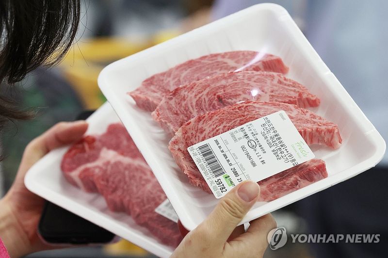 한우에 손길 (출처=연합뉴스)