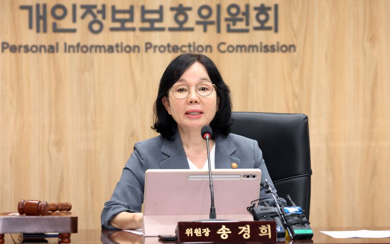개인정보보호위는 GS리테일에 과징금과 과태료를 부과하는 한편 회사 홈페이지에 처분받은 사실을 공표하도록 명령했다. 또 비정상 접속을 식별할 수 있는 보안정책 등 구체적인 재발 방지 대책을 마련하고, 개인정보 보호 전담인력 배치와 개인정보보호책임자(CPO)의 권한·책임 명확화 등 개인정보 보호 거버넌스 체계 전반을 점검·개선하도록 시정명령했다.송경희 개인정보보호위원회 위원장 /사진=뉴스1