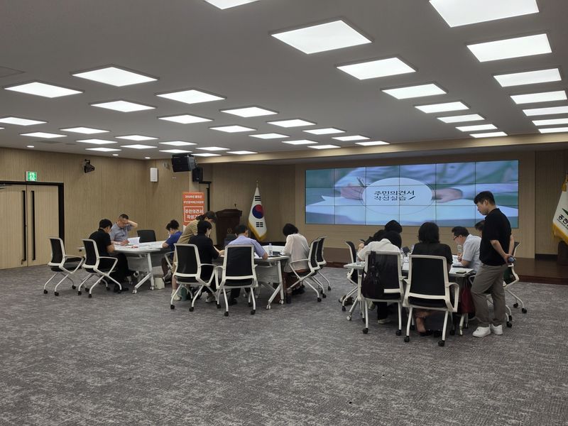 홍천군이 주민참여예산제도 운영 활성화를 위해 주민 참여 예산위원회 산하에 주민의견분과를 신설했다. 홍천군 제공