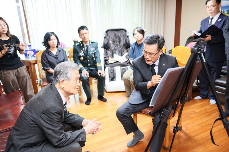 31일 오전전병희 국방부 유해발굴감식단장(오른쪽)이 고 김하동 일병의 유가족에게 고인의 유해발굴 및 신원확인 과정을 설명하고 있다. 국방부 제공