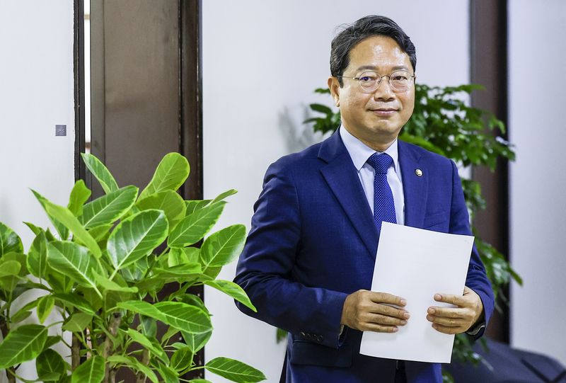김승원 법무부장관 후보자가 31일 서울 여의도 국회에서 열린 법사위제438회국회(임시회) 제1차 법안심사제1소위원회에 참석하기에 앞서 지명 소감을 밝히기 위해 이동하고 있다. 뉴시스
