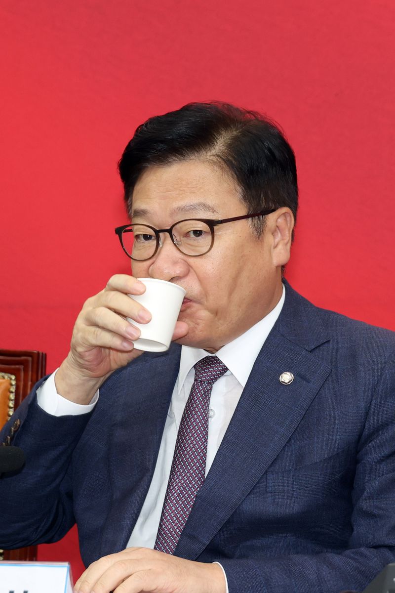 국민의힘 정점식 원내대표가 31일 국회에서 열린 최고위원회의에서 물을 마시고 있다. 사진=서동일 기자