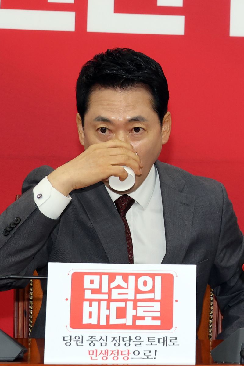 국민의힘 장동혁 대표가 31일 국회에서 열린 최고위원회의에서 물을 마시고 있다. 사진=서동일 기자