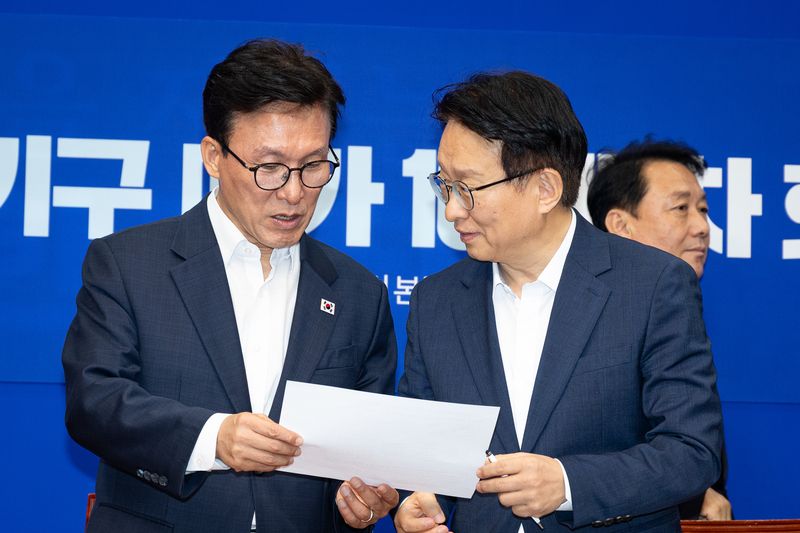 김민석 더불어민주당 대표와 권칠승 정책위의장이 31일 서울 여의도 국회에서 열린 메가성장 특별위원회 제1차 회의에서 대화하고 있다. 뉴스1