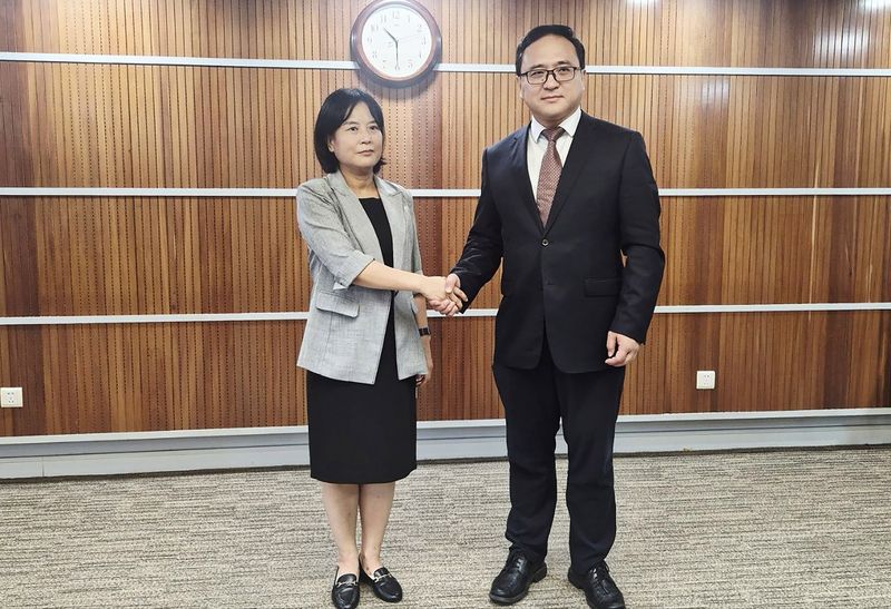 권혜진 산업통상부 통상교섭실장(왼쪽)은 31일 (현지시간) 중국 베이징에서 '제16차 한-중 자유무역협정(FTA) 서비스·투자 후속협상' 에 참석해 서비스·투자·금융 시장개방 협상 등을 논의했다. 산업통상부 제공