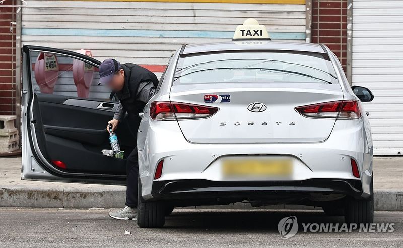 택시에서 하차하는 기사 (출처=연합뉴스)