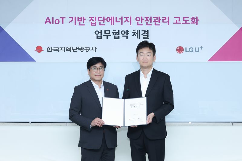 서울 용산구 LG유플러스 용산 사옥에서 진행된 MOU에서 권용현 LG유플러스 엔터프라이즈 부문장(부사장, 오른쪽), 정남성 한국지역난방공사 본부장이 31일 기념 촬영을 하고 있다. LG유플러스 제공